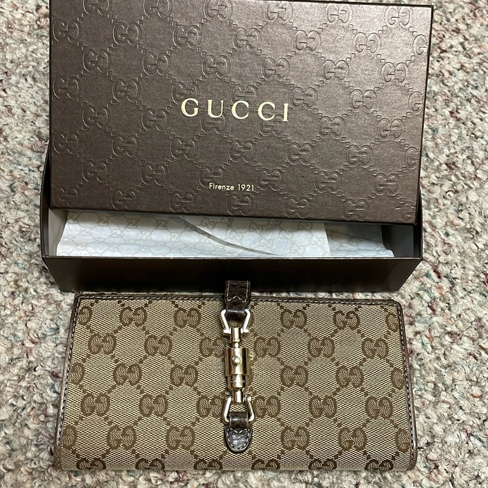 Gucci metal clasp classic double g print leather wallet - authentic